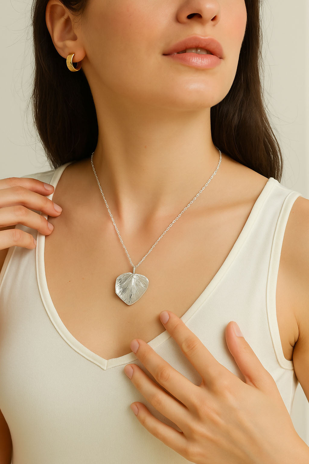 Gold Leaf Pendant Necklace for Women，Textured Nature-Inspired Statement Jewelry, Adjustable Chain, Elegant Botanical Gift for Her