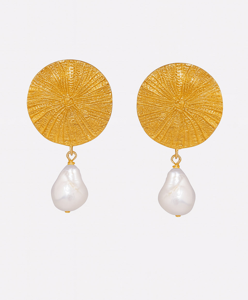 Gold Textured Disc Pearl Drop Earrings for Women – Statement Dangle Earrings with Baroque Pearl – Elegant Boho Jewelry for Gifts & Daily Wear