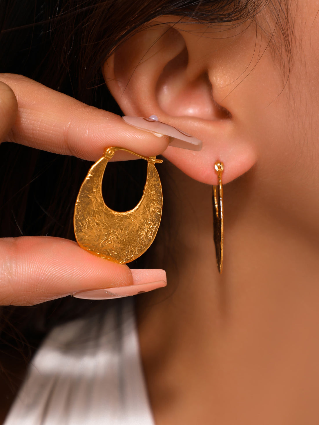 Vintage Gold Textured Hoop Earrings for Women – Lightweight Oval Drop Earrings – Classic Hammered Metal Jewelry for Everyday Wear
