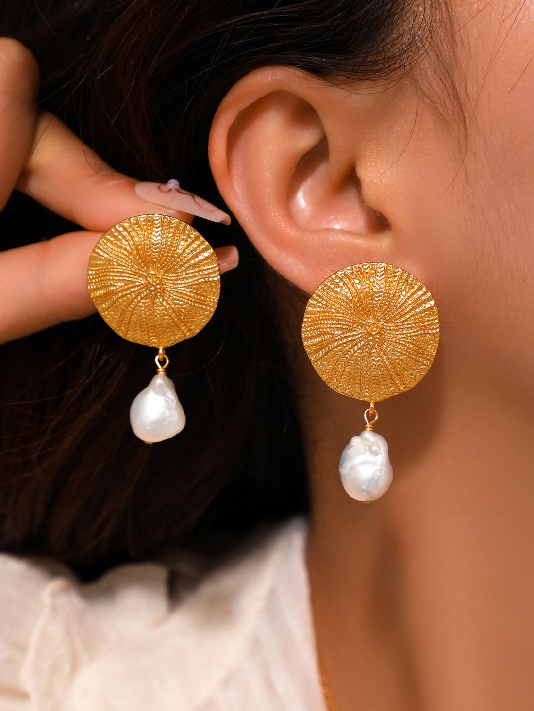 Gold Textured Disc Pearl Drop Earrings for Women – Statement Dangle Earrings with Baroque Pearl – Elegant Boho Jewelry for Gifts & Daily Wear