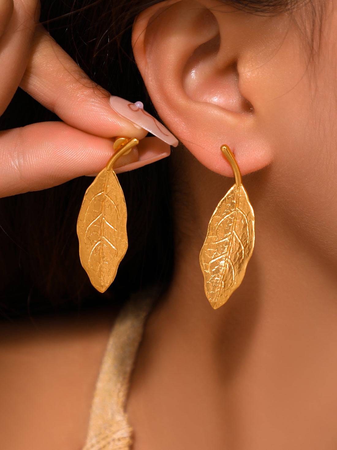 Gold Leaf Drop Earrings for Women – Nature-Inspired Textured Long Dangle Earrings – Elegant Botanical Jewelry for Everyday Wear or Gifting