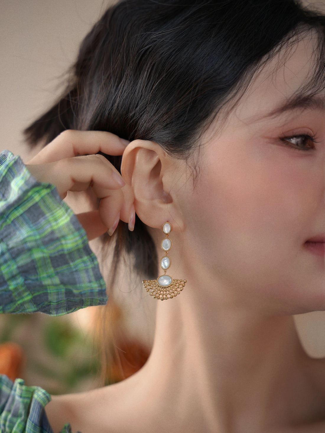 New Fashion Trend White Sea Stone Fan-shaped Pendant Earrings Classic Elegance for Women for Banquets or Gifts